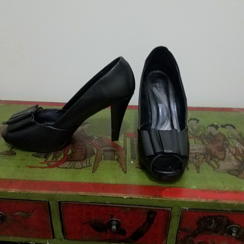 Vera Wang  peep toe heelsmuch
